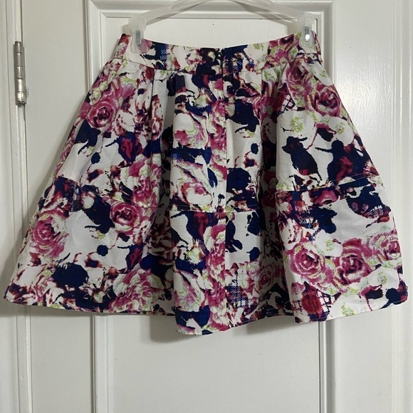 Express women's size 2 A line mini skirt floral mixed with pockets EUC - Picture 3 of 7